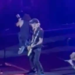 Video | Slash valt, maakt koprol en speelt verder tijdens show Guns N' Roses