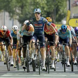 Video | Van der Poel geeft Philipsen lead-out in Tour, maar Merlier wint