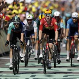 Kooij gokt net verkeerd in Tour-sprint: 'Dacht echt even dat Bol ging winnen'