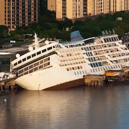 Video | Gekapseisd cruiseschip belandt na vloedgolf op kade in Chinese stad