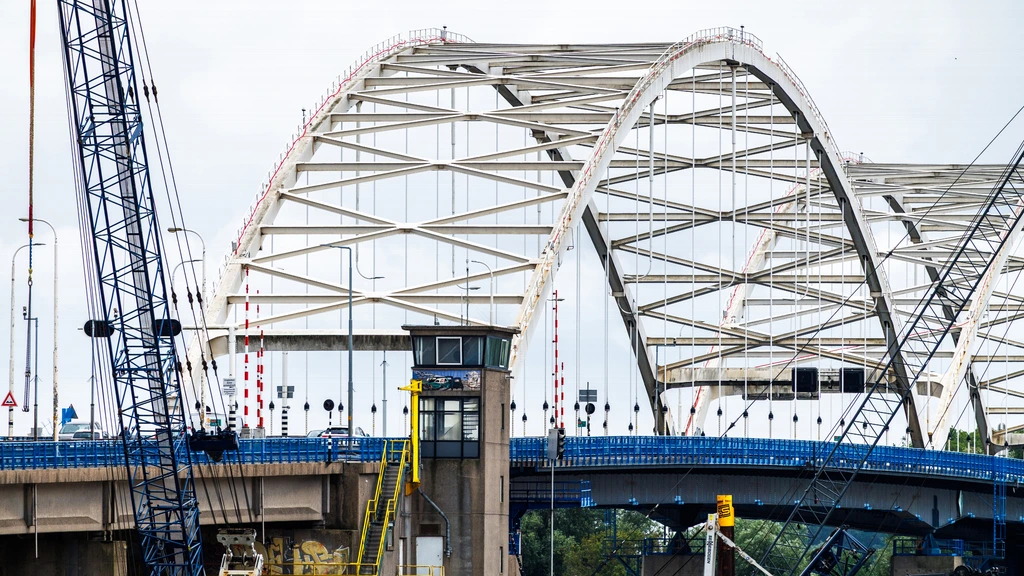 Toch veel vrachtverkeer over onveilige Merwedebrug, ondanks verbod