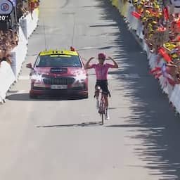 Video | Carapaz slaat op 4 kilometer van finish toe en wint Tour-etappe