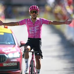 Carapaz soleert naar zege in eerste Alpenrit Tour, favorieten houden zich koest