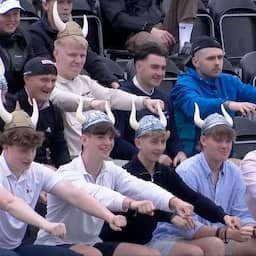 Video | Golf-fans steunen het Noorse elftal met een Viking Row op de tribune