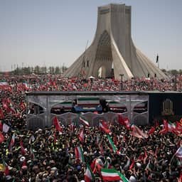 Miljoenen Iraniërs lopen mee met begrafenisstoet omgekomen leider Khamenei