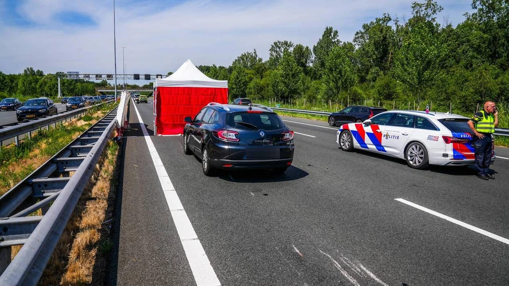 Motorrijder overleden na botsing met personenauto op A2 bij Best