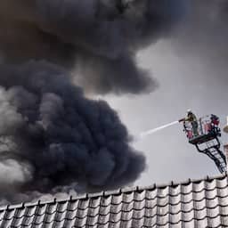Video | Drone filmt grote brand bij slagerij in Meppel