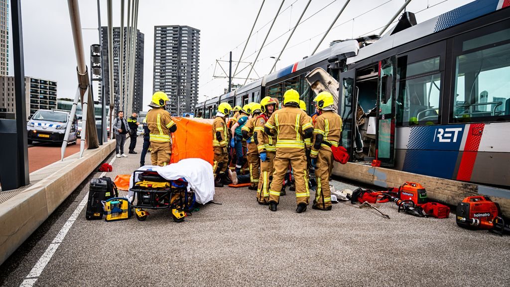 Botsing tussen twee trams op Erasmusbrug in Rotterdam, vijftien gewonden