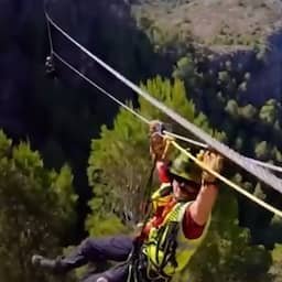 Video | Spaanse hulpdiensten in touw om vrouw van zipline te redden