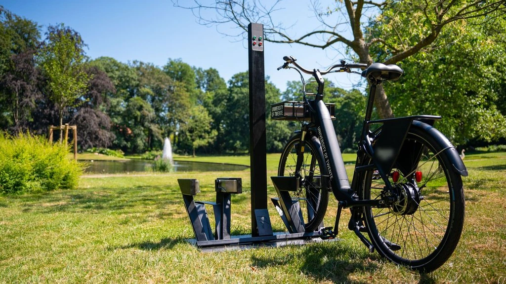Slim fietsenrek uit Enschede laadt e-bike op én zet hem op slot