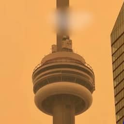 Video | Toronto gehuld in oranje gloed door rook van natuurbranden