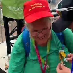 Video | Man geeft Vierdaagsekruisje aan vrouw die te laat finishte