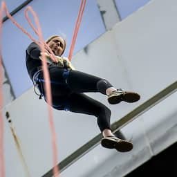 Video | Burgemeester Schouten abseilt van Euromast in Rotterdam