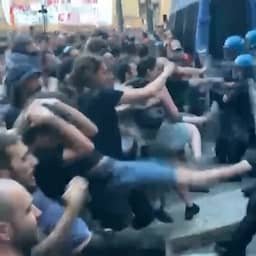 Video | Demonstranten en politie raken slaags met elkaar bij rellen in Bologna