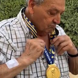 Video | Voetballer Pedro Porro deelt WK-medaille met opa: 'Missie geslaagd'