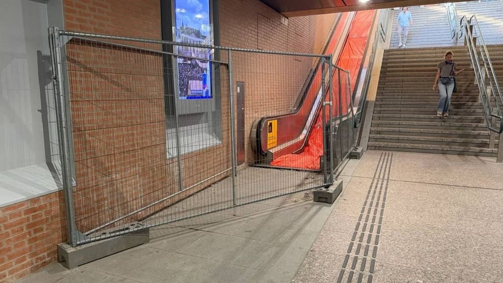 Hoogwerker van roltrap: half jaar buiten werking en kwart miljoen schade