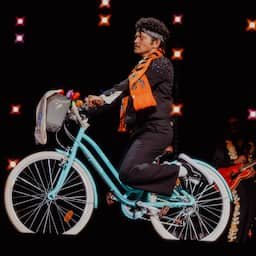 Video | Bruno Mars fietst met oranje sjaal het podium op in de ArenA