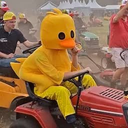 Video | Honderden grasmaaiers gaan het gras bij de Zwarte Cross te lijf