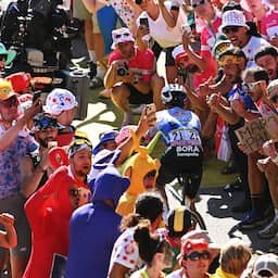 Fans en motoren blokkeren Evenepoel op Alpe d'Huez: 'Demarreren ging niet'