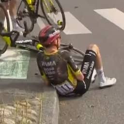 Video | Vingegaard krimpt ineen van de pijn na harde val in bocht tijdens Tour