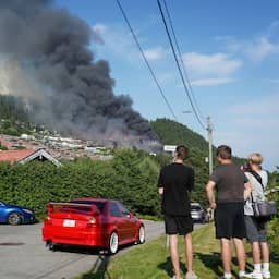 Ruim honderd huizen verwoest door grote brand in Noorwegen