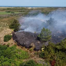 Video | Drone filmt natuurbrand in duingebied op Texel