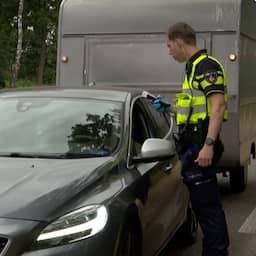 Video | Bestuurder gepakt bij alcoholcontrole Zwarte Cross: 'Mag uurtje niet rijden'