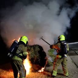 Video | Brandweer trekt brandende hooibalen uit elkaar bij Sprang-Capelle