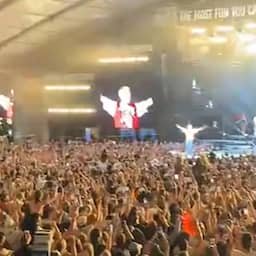 Video | Macklemore moet stoppen met optreden, maar publiek zingt door