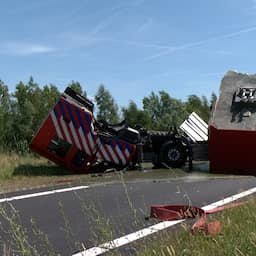 Video | Brandweerwagen ligt in stukken op N62 na ongeluk