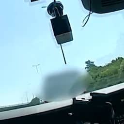 Video | Agent belt bestuurder van busje die politieauto met spoed in de weg zit