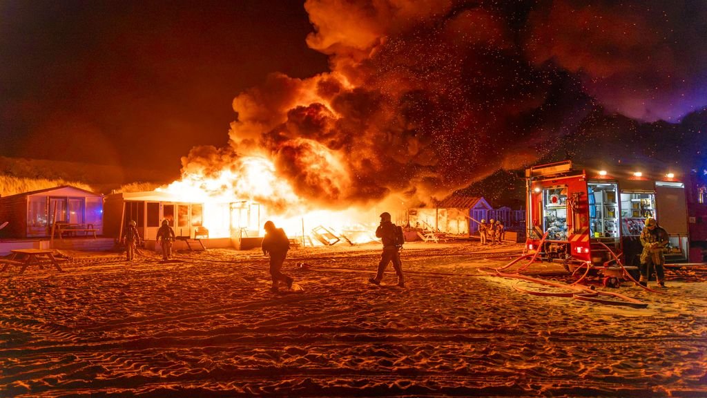 Meerdere recreatiehuisjes op het strand bij Velsen afgebrand