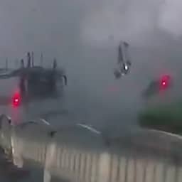 Video | Dashcam legt vast hoe tornado een auto de lucht in slingert in China