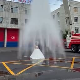 Video | Chinees bruidspaar volledig doorweekt door 'foutje' van brandweer
