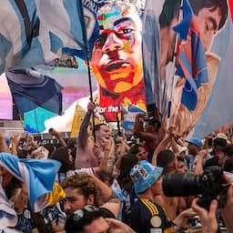 Video | Spaanse en Argentijnse voetbalfans vullen de straten van New York