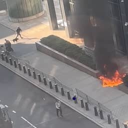 Video | Politie overmeestert man die explosief achterlaat voor overheidsgebouw in VS