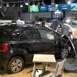 Video | Grote ravage nadat auto tankstation bij Heteren binnenreed