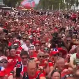 Video | Fans van Noorwegen doen massaal 'Viking Row' in Miami