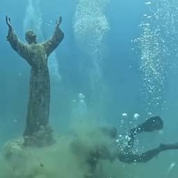 Video | Duikers maken Christusbeeld onder water schoon met hogedrukspuit