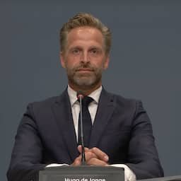 Livestream | Kijk hier live naar het coronaverhoor met Hugo de Jonge