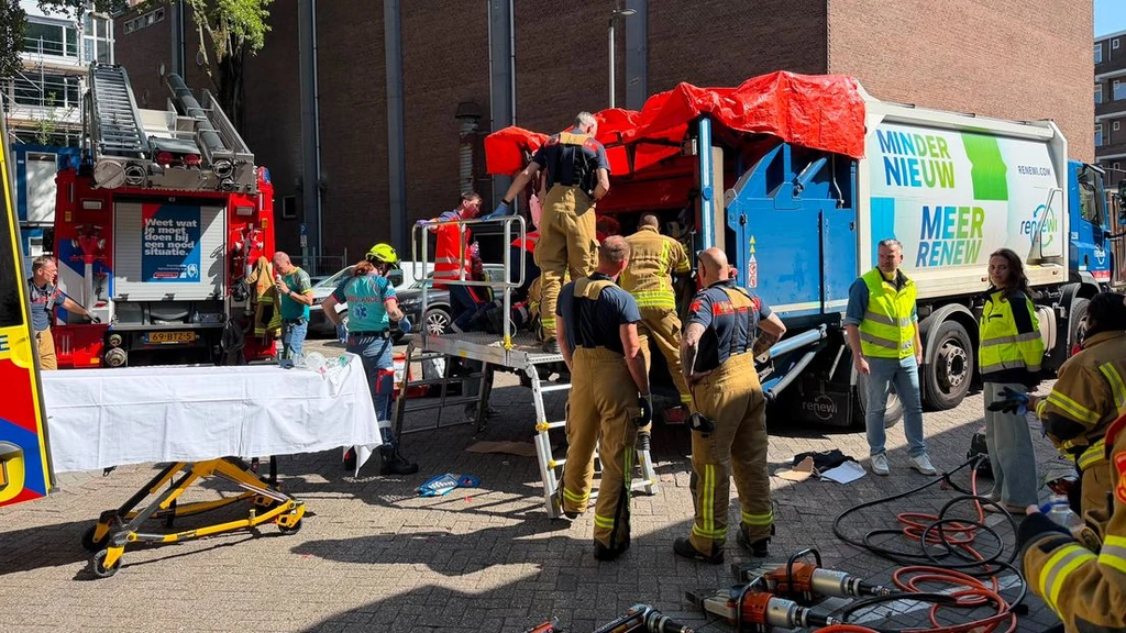 Man belandt in vuilniswagen en zit uren klem in centrum Rotterdam