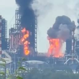 Video | Olieraffinaderij diep in Rusland door Oekraïense drones getroffen
