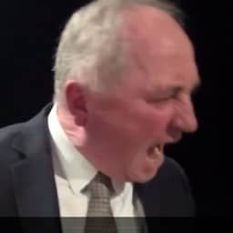Video | Australische politicus schreeuwt naar zijn hond tijdens live interview