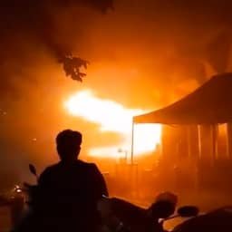 Video | Vlammenzee schiet uit voordeur Thaise uitgaansgelegenheid