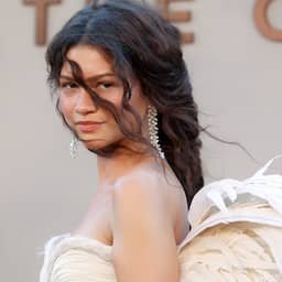 Video | Zendaya verschijnt in spectaculaire verenjurk op première The Odyssey