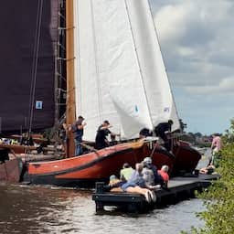 Video | Publiek bukt en vlucht voor botsende skûtsjes tijdens Friese zeilwedstrijd
