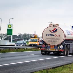 Diesel stroomt hier en daar weer voor minder dan 2 euro per liter uit de pomp