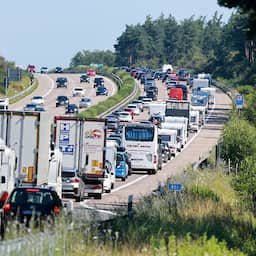 Vakantiegangers komen in Frankrijk, Duitsland, Oostenrijk en Italië in de file