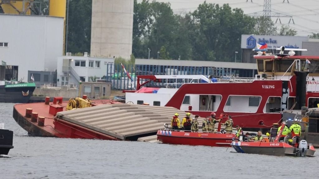 Zoekactie naar vermiste opvarende gezonken duwboot Amsterdam