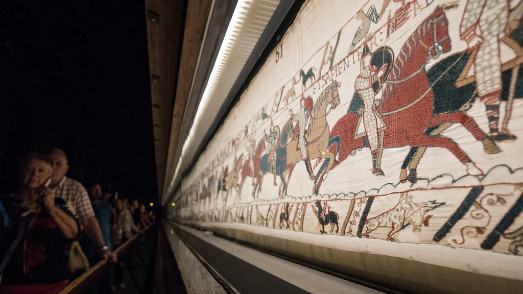 Middeleeuws Tapijt van Bayeux 's nachts en onder strenge beveiliging naar Londen